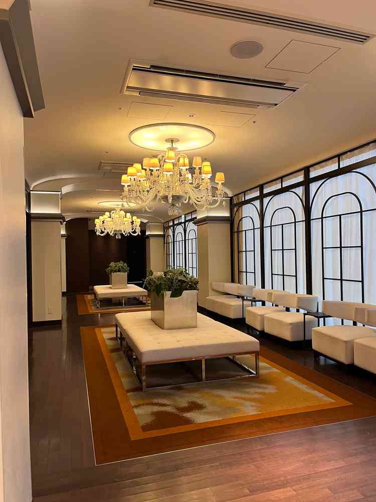 入り口を入るとすぐ待合室とクロークがあり、万が一早くついても安心です。