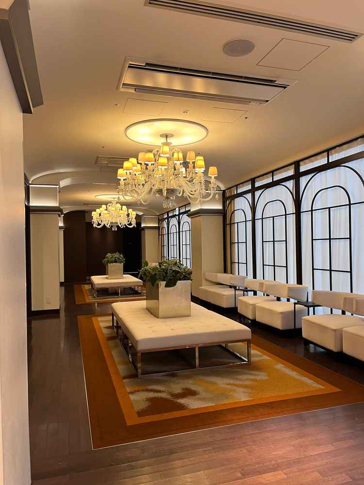 入り口を入るとすぐ待合室とクロークがあり、万が一早くついても安心です。