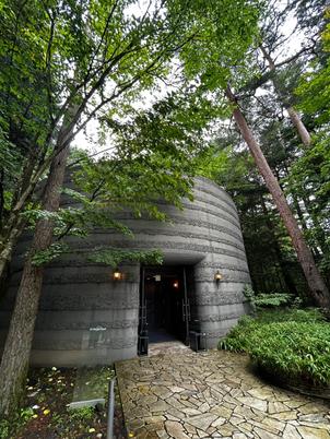 挙式会場の外観。中とのギャップがある。指輪をモチーフにした外観なのだそう。