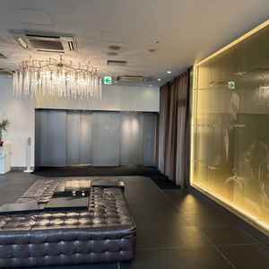 直通エレベーター降りてすぐから貸切！写真右手に受付、左奥の棚はウェルカムボードを設置できます！