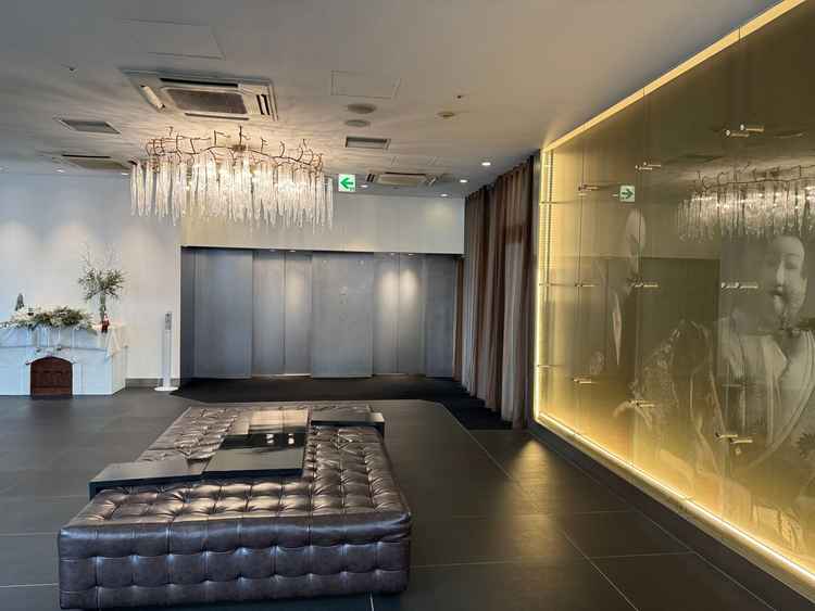 直通エレベーター降りてすぐから貸切！写真右手に受付、左奥の棚はウェルカムボードを設置できます！