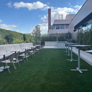 開放感のあるテラス。フラワーシャワーやアフターパーティーを実施できます。