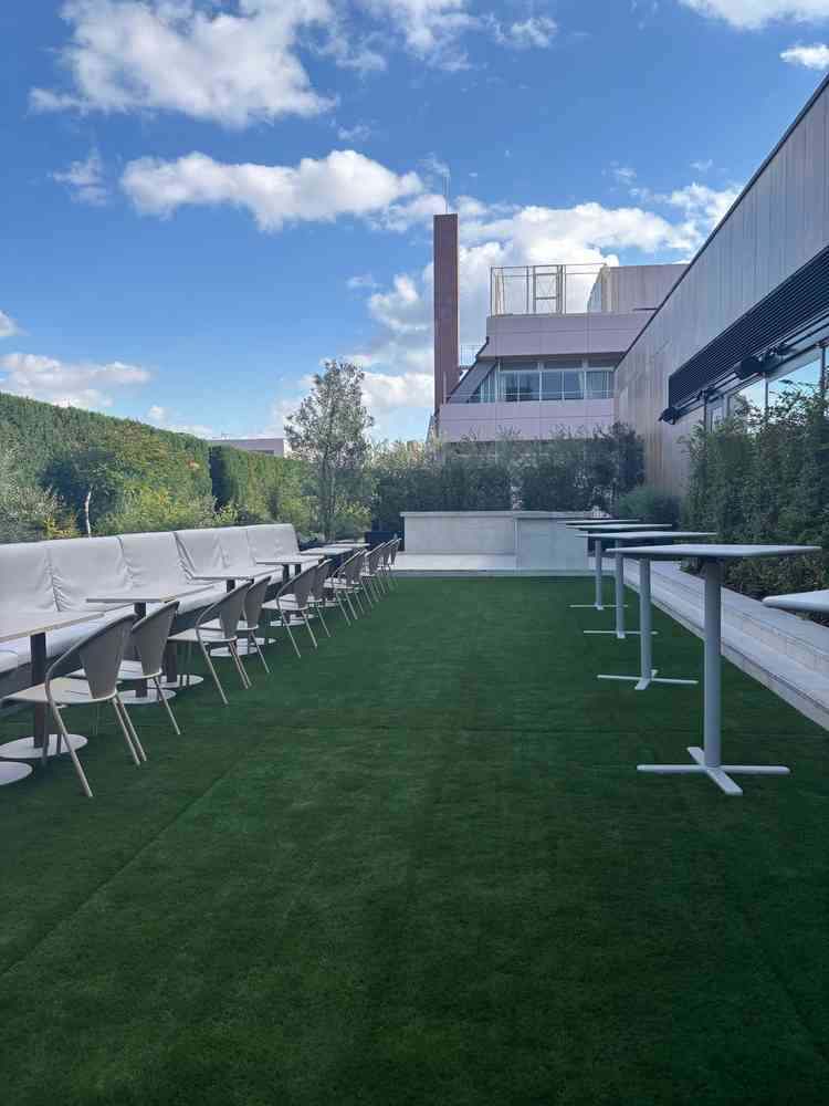 開放感のあるテラス。フラワーシャワーやアフターパーティーを実施できます。