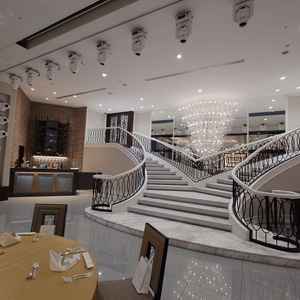 宴会場の中に演出に使える立派な階段がある宴会場。