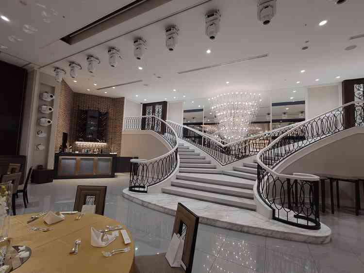 宴会場の中に演出に使える立派な階段がある宴会場。