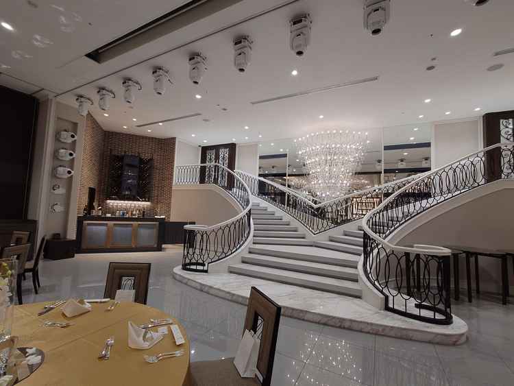 宴会場の中に演出に使える立派な階段がある宴会場。