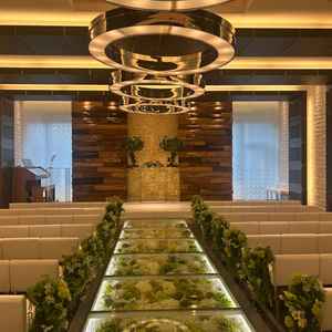 下にお花が敷き詰められたチャペルです。