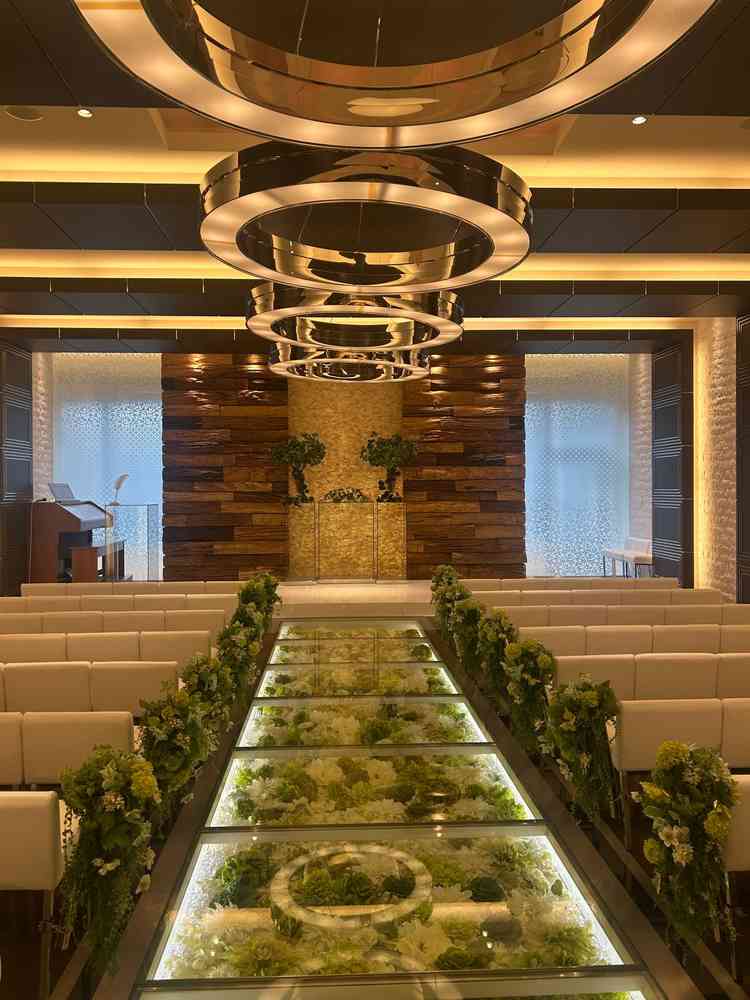 下にお花が敷き詰められたチャペルです。