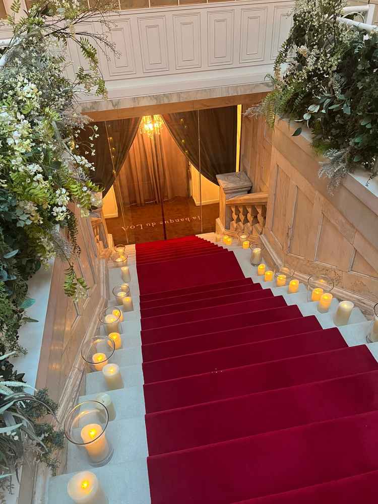 メインの大階段の写真です。デフォルトで設置されているキャンドルも相まって良い雰囲気でした。