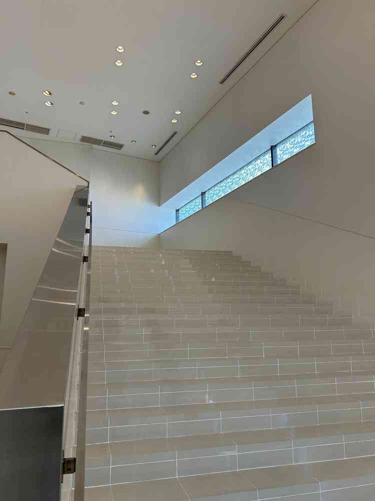 外の階段が使用できない時にこちらの中の階段でフラワーシャワーできるとのことです。