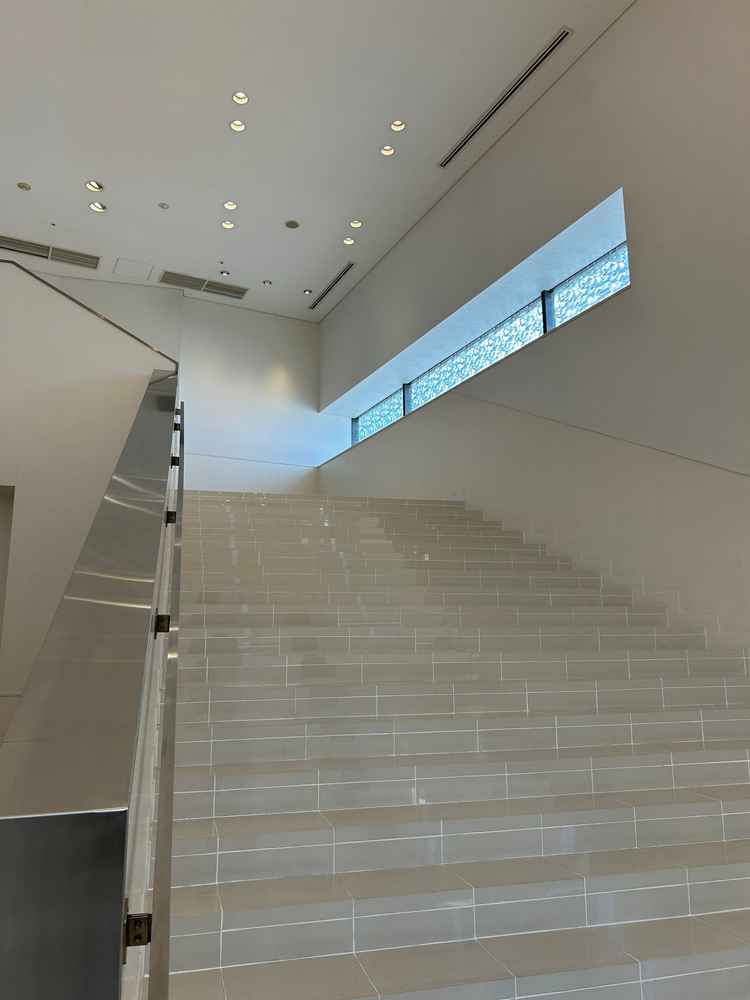 外の階段が使用できない時にこちらの中の階段でフラワーシャワーできるとのことです。