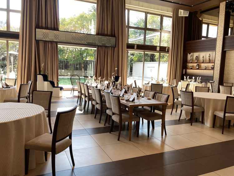 ガーデンが見える披露宴会場全体