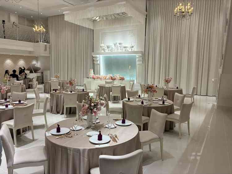 披露宴式場です。写真の右側に新郎新婦が入場する階段があります。