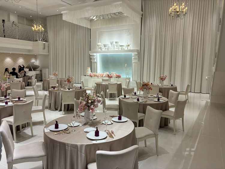 披露宴式場です。写真の右側に新郎新婦が入場する階段があります。