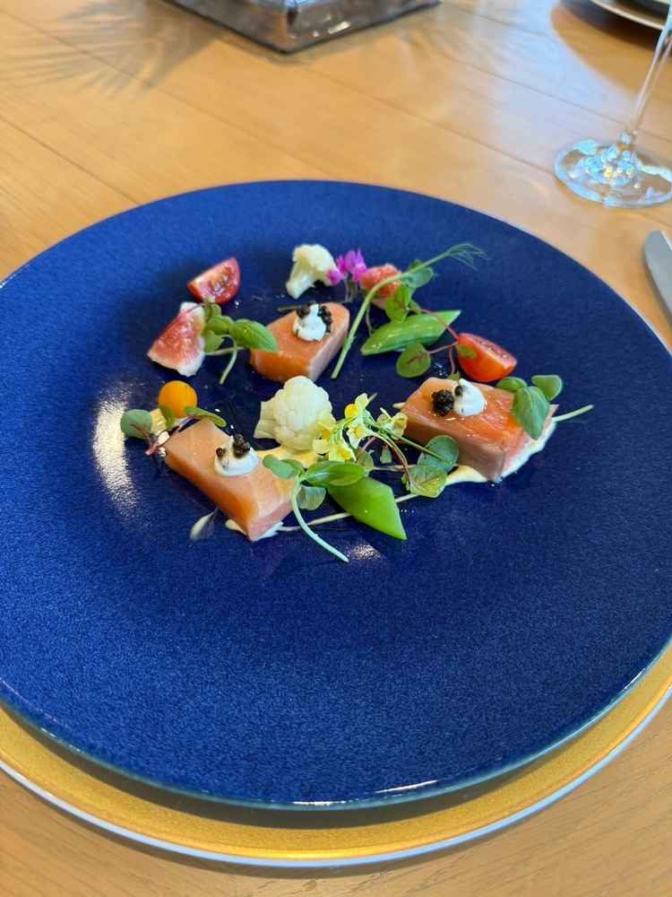 ゲストが写真を撮ることを考えて、ひと皿目の華やかさにこだわりが感じられました