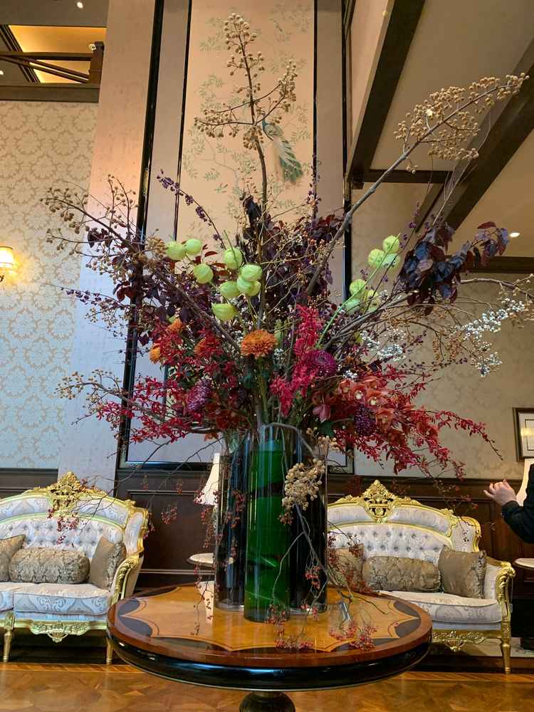 玄関入ってのでロビーのお花が鮮やかですごく綺麗だった。ソファー観も座り心地よく綺麗だったのがよかった