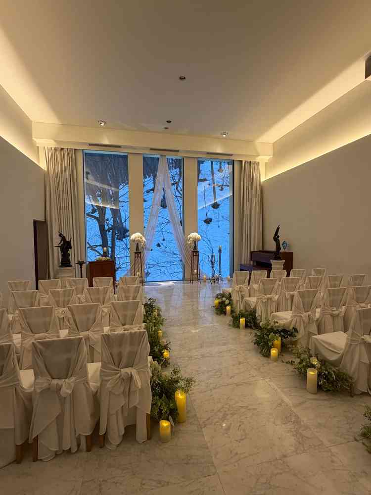 挙式場。ゲストとの距離が近くアットホームな雰囲気でした。