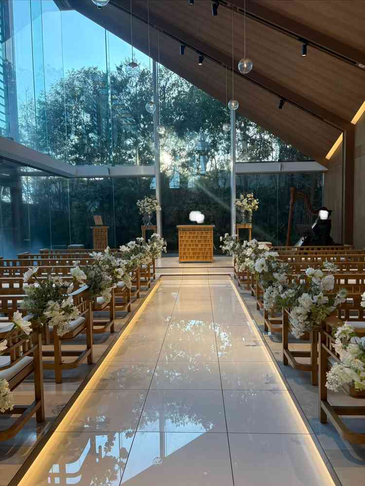 <独立型チャペル KOMOREBI > 五感で感じるチャペル。水の音に木の匂い。とても素敵でした。