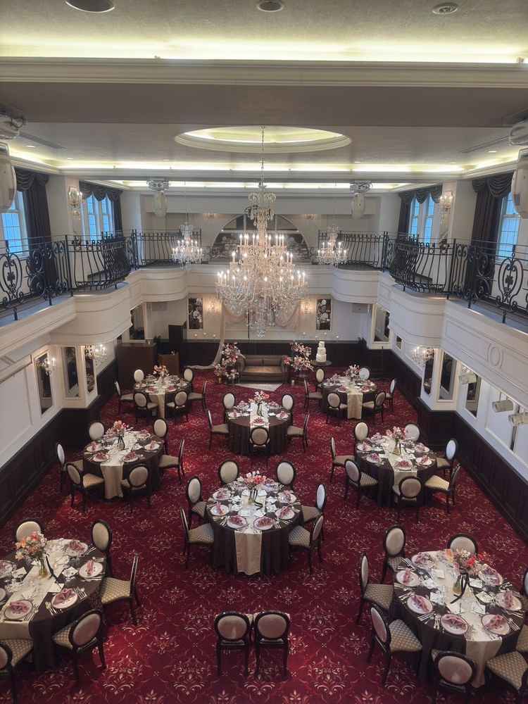 披露宴は天井も高く広々とした空間で、上の階から様々なイベントを行うことができ楽しみの１つです。