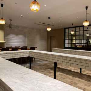 ゲストの待合室です。S字のスタンディングカウンターが特徴的で、立って喋る男性ゲストを考慮しています。