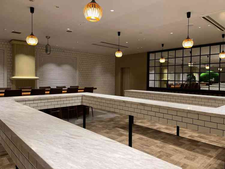 ゲストの待合室です。S字のスタンディングカウンターが特徴的で、立って喋る男性ゲストを考慮しています。