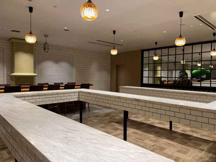 ゲストの待合室です。S字のスタンディングカウンターが特徴的で、立って喋る男性ゲストを考慮しています。