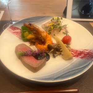 メインのお肉は柔らかくて美味しかった。盛り付けも綺麗だった。