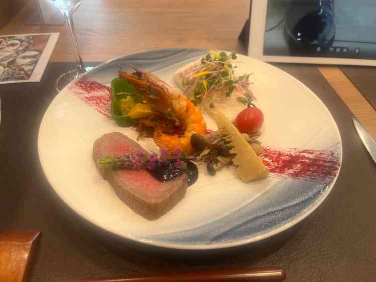 メインのお肉は柔らかくて美味しかった。盛り付けも綺麗だった。