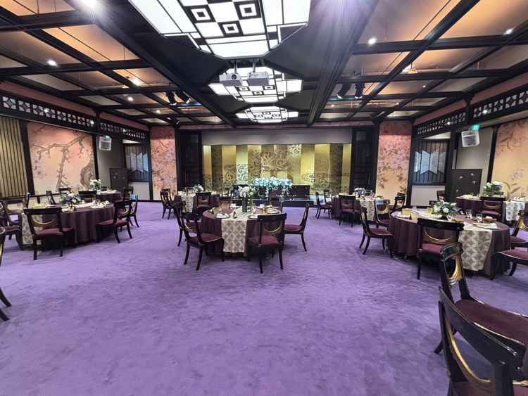 濃い紫と金屏風が特徴的な、ビビッドな披露宴会場。