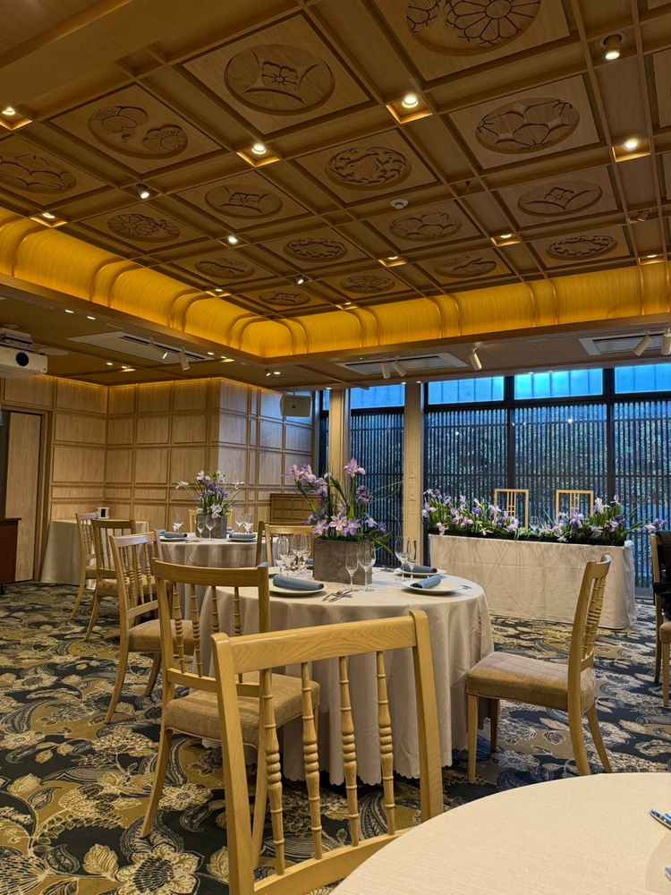 少人数向け披露宴会場の写真。天井の彫刻まで凝っていて、上質な雰囲気です。