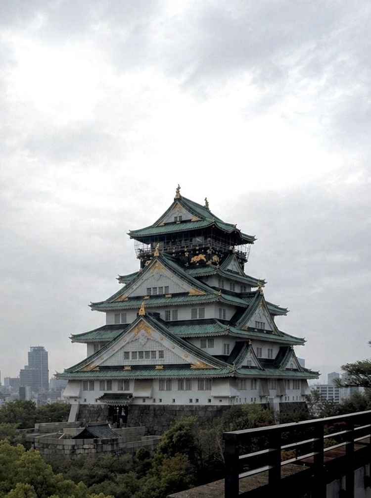 大阪城を眺めながらルーフトップバーでの歓談を体験して貰えば、ゲストに満足してもらえそうです。