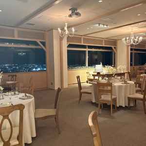 夜景が綺麗な披露宴会場です。会場までの動線でオープンキッチンを見ることができます。