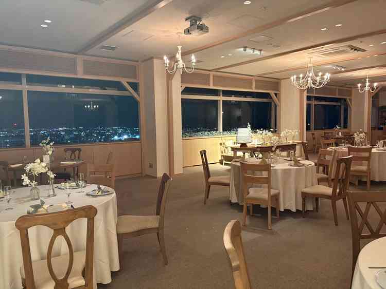 夜景が綺麗な披露宴会場です。会場までの動線でオープンキッチンを見ることができます。