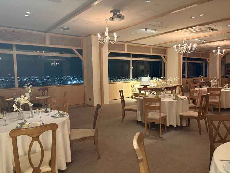 夜景が綺麗な披露宴会場です。会場までの動線でオープンキッチンを見ることができます。