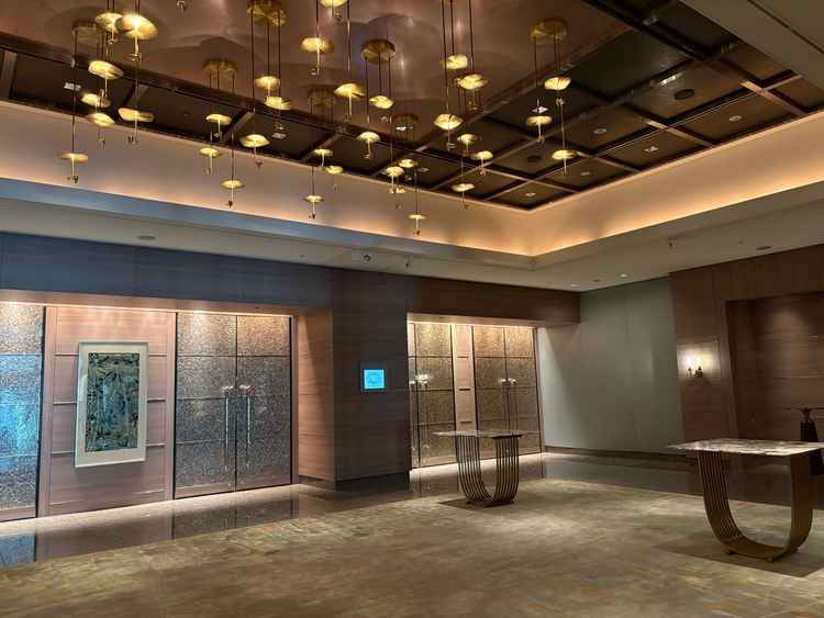 披露宴会場前のホワイエ。挙式後、こちらで軽く立食パーティーのようなこともできるそうです。