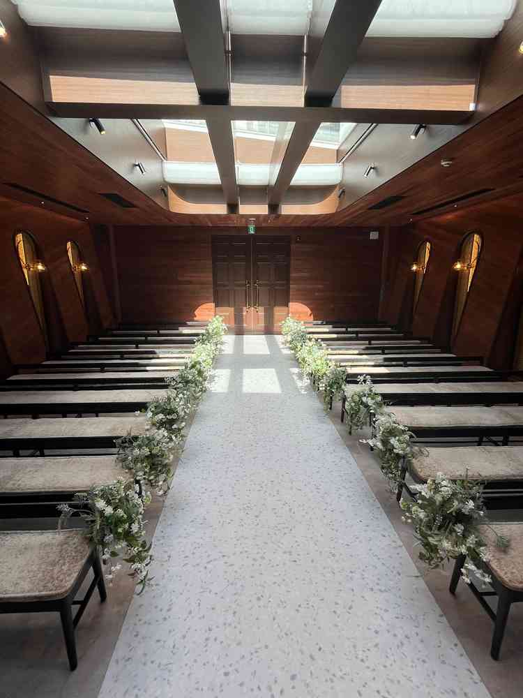 チャペル2枚目。リニューアル後は、日が差し込んで素敵