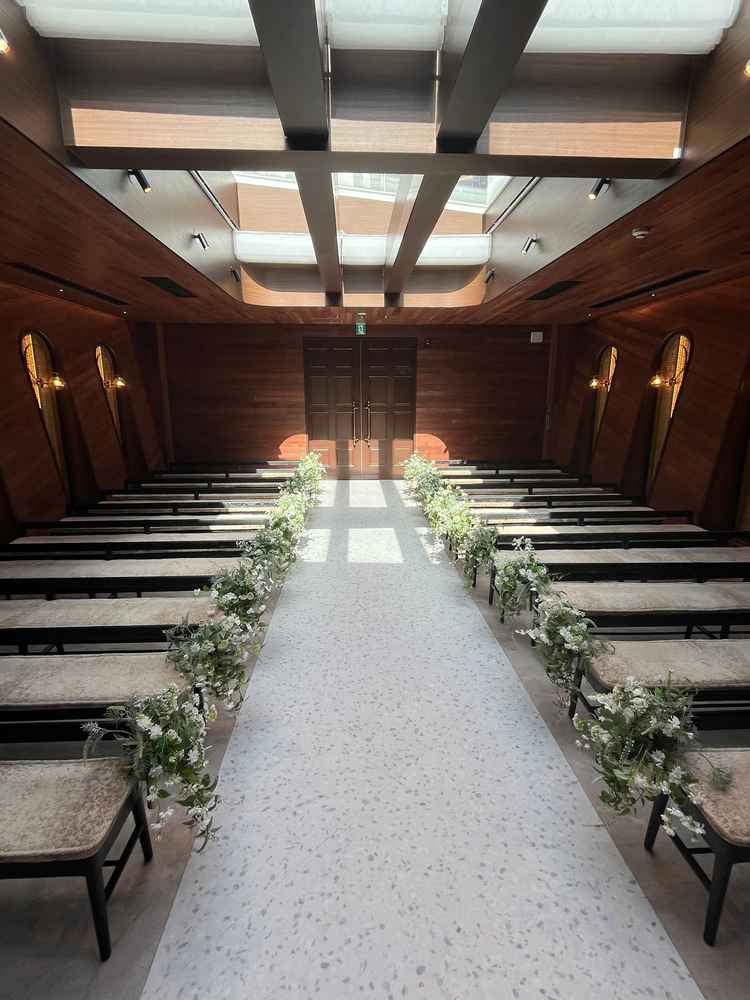 チャペル2枚目。リニューアル後は、日が差し込んで素敵