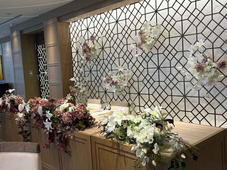 披露宴会場です。新郎新婦はここでゲストと対面するそうですお花が非常に豪華でした。