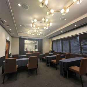 会食会場も照明で雰囲気を変えることが、こちらの会場はホテルの客室のような照明の変化を楽しめそうです。