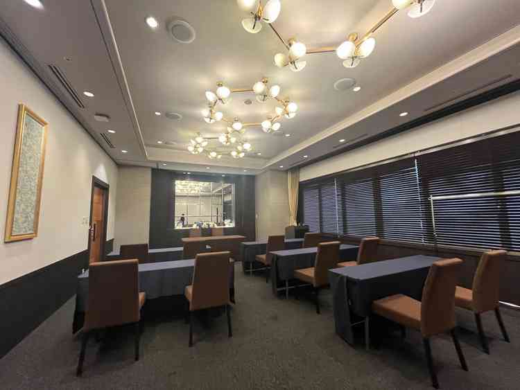 会食会場も照明で雰囲気を変えることが、こちらの会場はホテルの客室のような照明の変化を楽しめそうです。