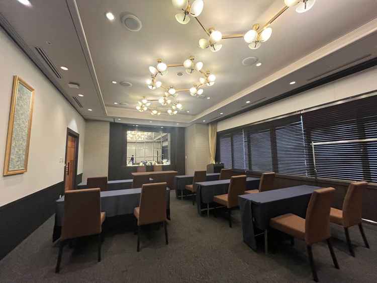 会食会場も照明で雰囲気を変えることが、こちらの会場はホテルの客室のような照明の変化を楽しめそうです。