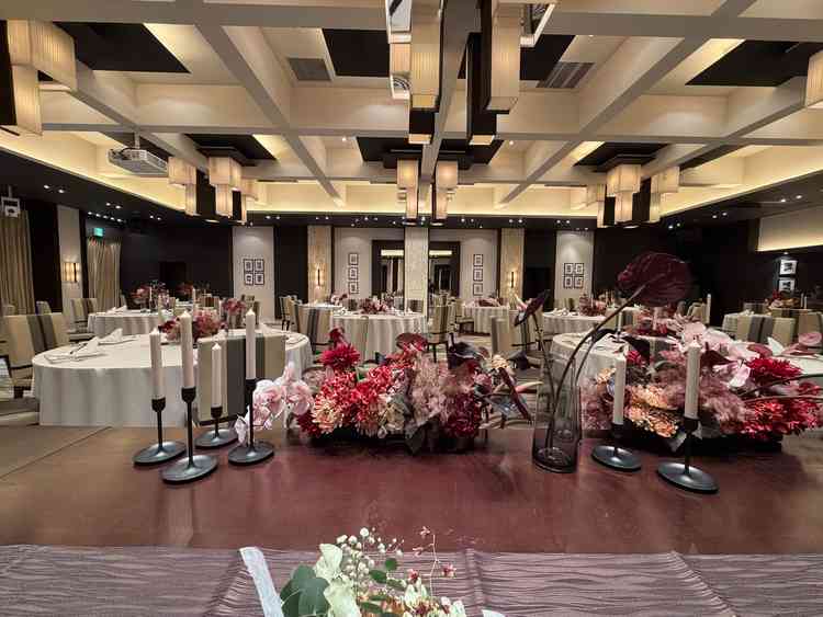 横長の会場でゲストの表情も見やすい