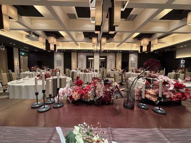 横長の会場でゲストの表情も見やすい