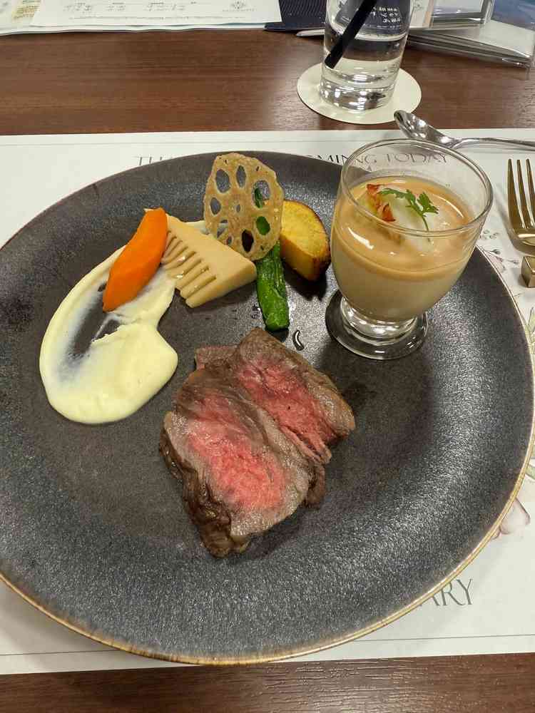 メインにあたるお料理です。特に洋風茶碗蒸しというものが初めて食べたのですが美味しすぎて驚きました。