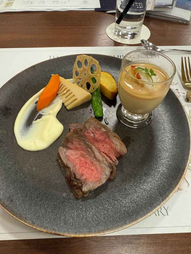 メインにあたるお料理です。特に洋風茶碗蒸しというものが初めて食べたのですが美味しすぎて驚きました。