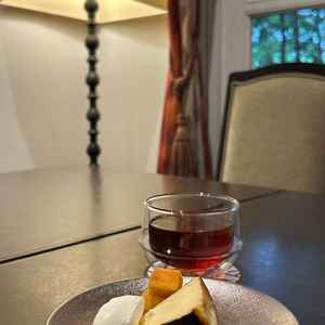 デザートの濃厚なバスクチーズケーキ