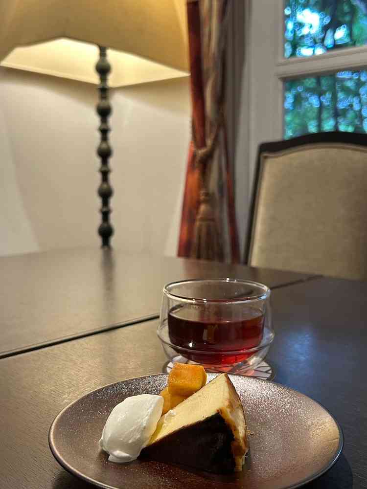 デザートの濃厚なバスクチーズケーキ