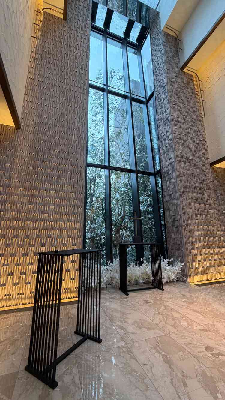 チャペルの雰囲気。光が入りやすく、雨粒がつかない設計