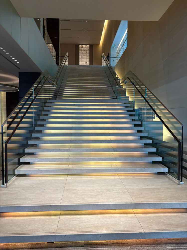 フラワーシャワーを行う階段。平面ではないため後ろに立つ親族も新郎新婦の姿がよく見える。