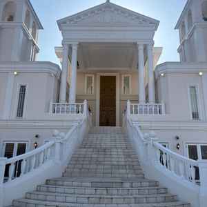 チャペル外階段。フラワーシャワーやシャボン玉の演出ができます。